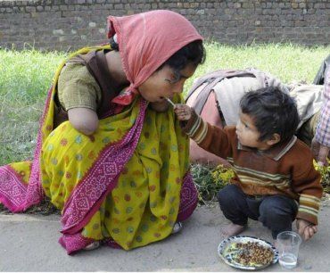Дворічний малюк годує свою матір, що втратила руки