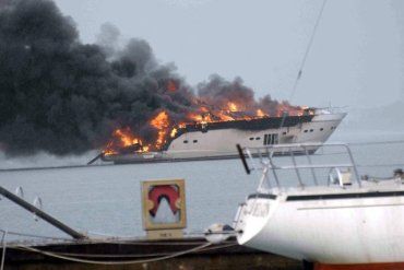 Люксова яхта, вартістю у півтора мільйони доларів, за годину повністю вигоріла