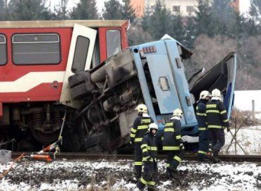 Туристический автобус столкнулся с поездом в Словакии