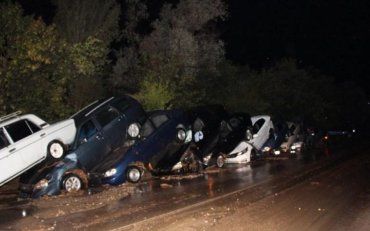 Моторошний потоп у Криму: річки змили автівки