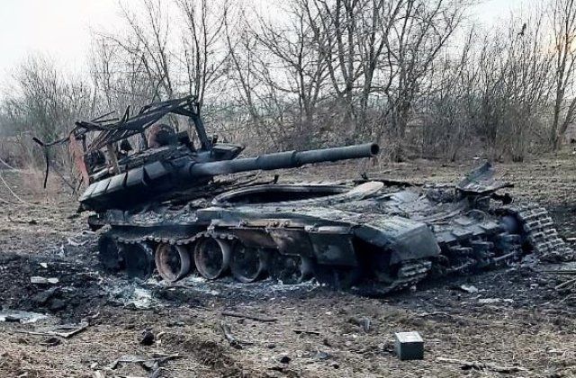 Горячая встреча: Бойцы Закарпатского легиона показали, что осталось от  танка росармии (ФОТО)