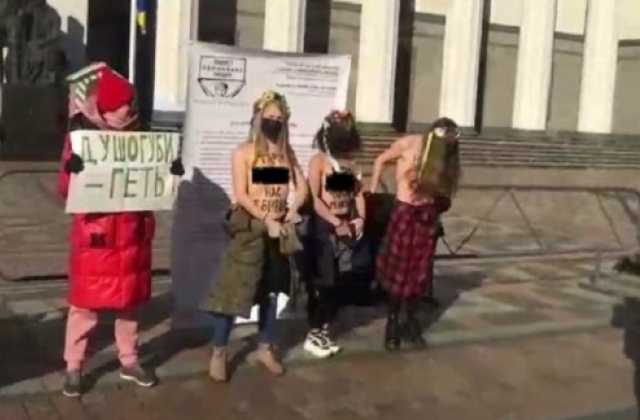 Феминистки устроили голый протест в Париже